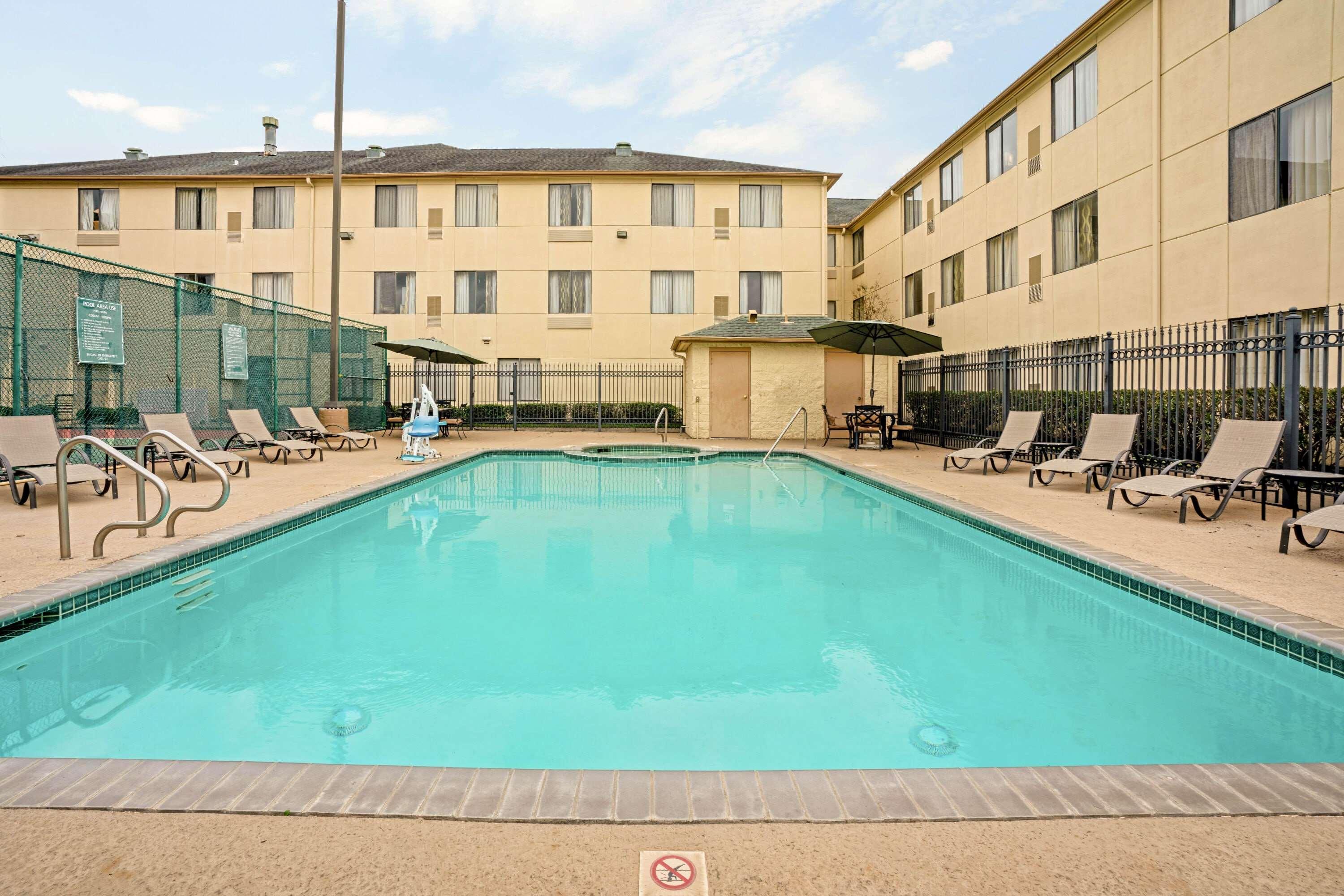 La Quinta Inn & Suites By Wyndham The Woodlands Spring Exterior photo