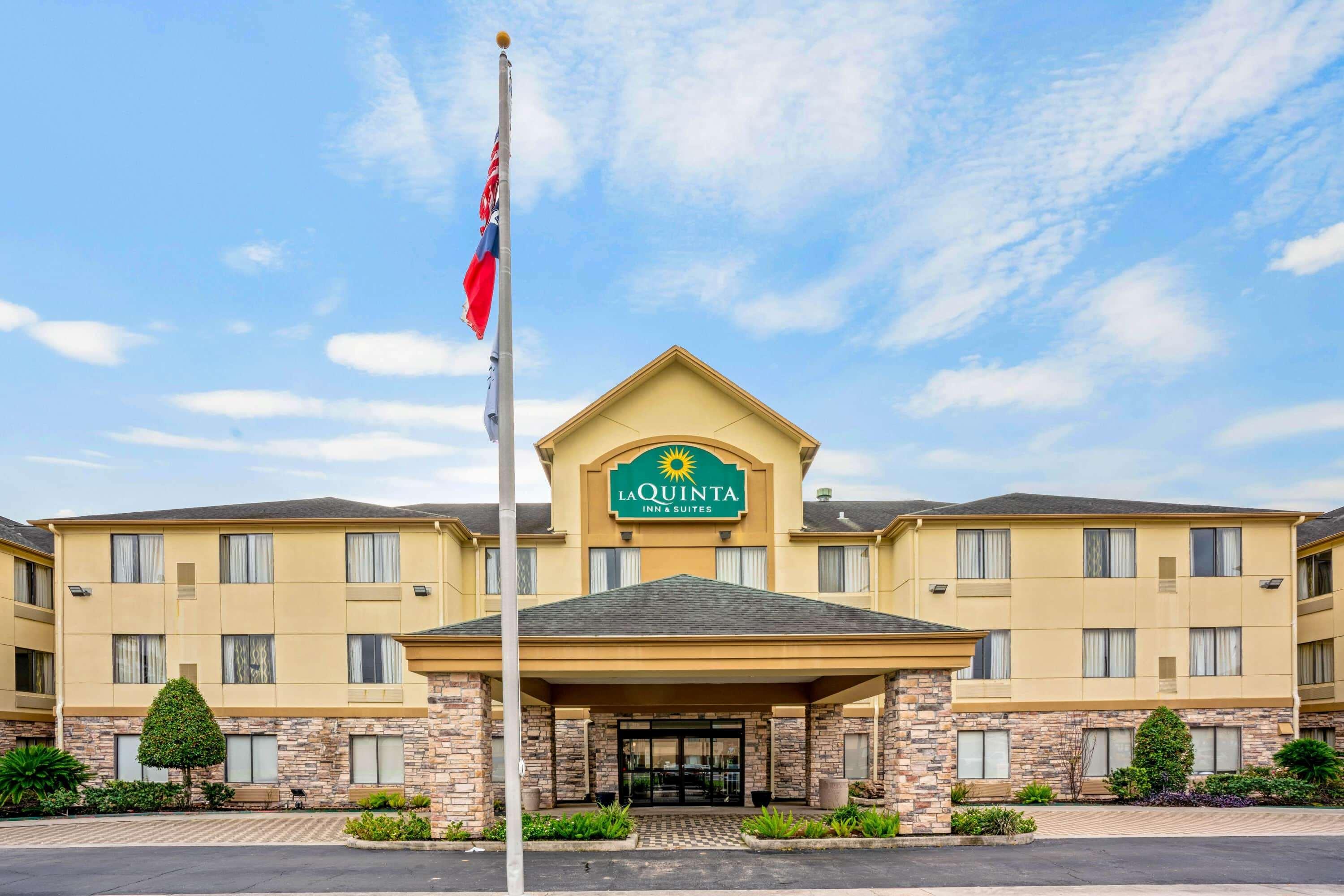 La Quinta Inn & Suites By Wyndham The Woodlands Spring Exterior photo