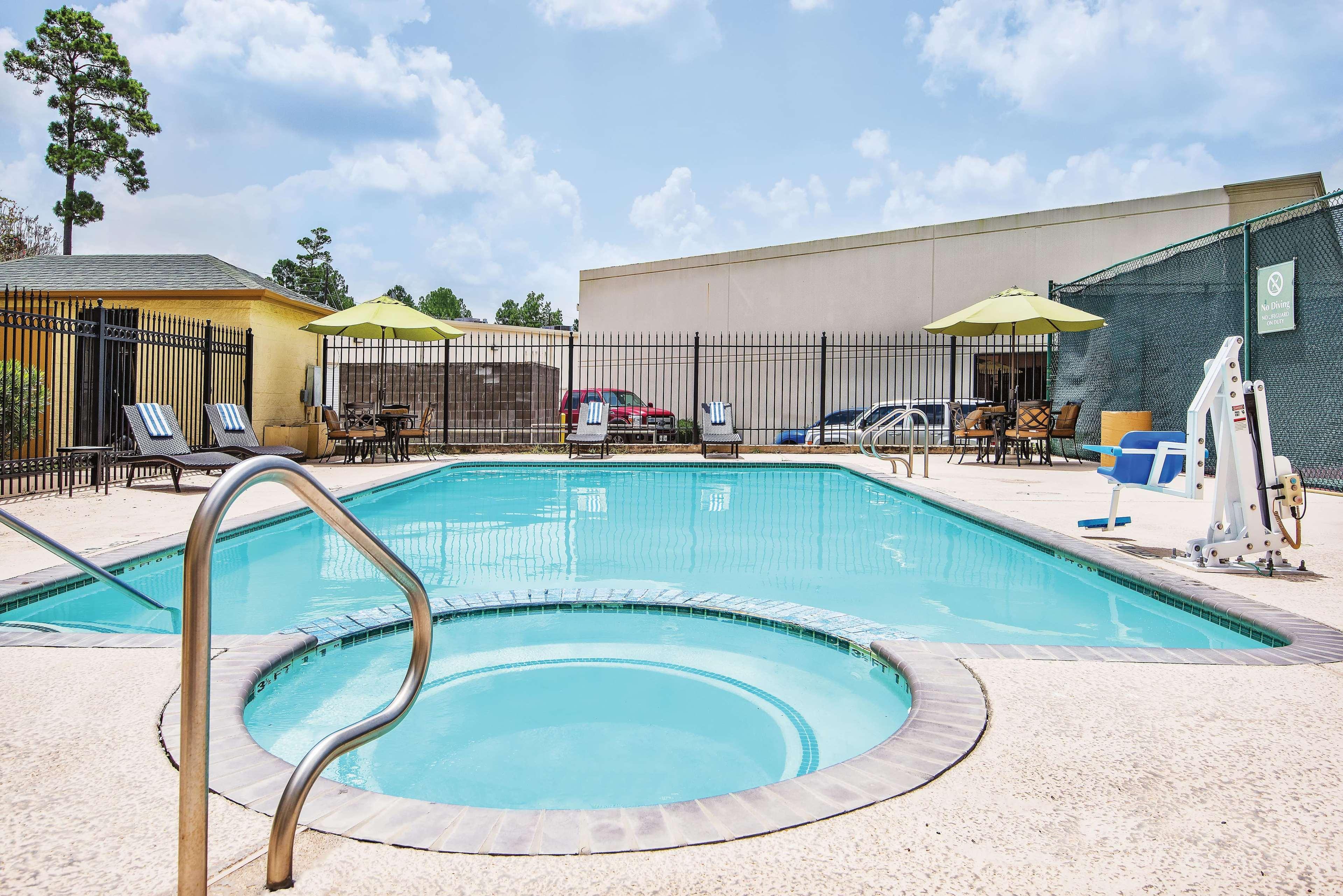 La Quinta Inn & Suites By Wyndham The Woodlands Spring Exterior photo